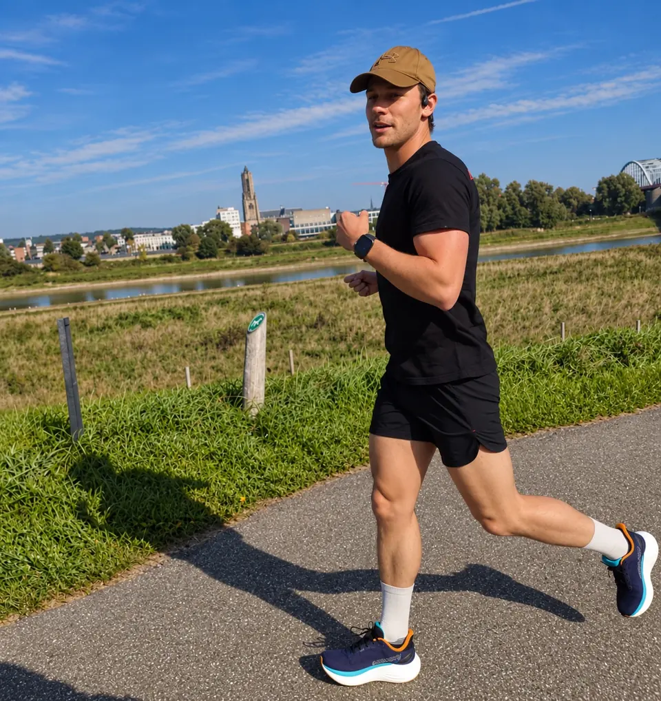 Ruben hardlopend langs het water, met pet en zwart shirt.